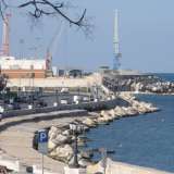 E superata una larga curva che �circumnaviga� il centro storico, la strada riprende il nome di lungomare (per la precisione �Imperatore Traiano�) e finalmente rivede, dopo tanti chilometri, il bellissimo orizzonte blu dell�Adriatico
